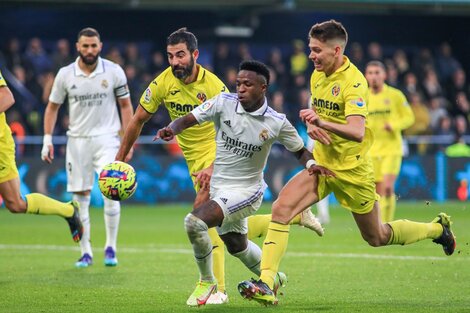 El brasileño Vinicius es perseguido por el argentino Foyth (Fuente: EFE)