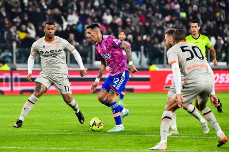 Di María controla la pelota ante los brasileños Walace y Becão (Fuente: AFP)