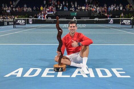 Pulgar arriba y sonrisa para Novak Djokovic en el ATP de Adelaida (Fuente: AFP)