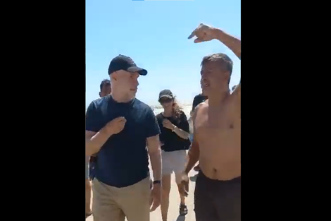 Larreta pasó un mal momento al intentar caminar entre los turistas en una playa céntrica de Mar del Plata. 