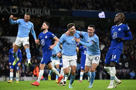 El inglés Foden abraza a Julián Álvarez luego de convertido su penal vs Chelsea (Fuente: AFP)