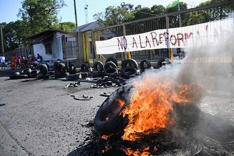 Las puertas de la terminal porturia están bloqueadas. Hoy hay marcha. (Fuente: Sebastián Granata)