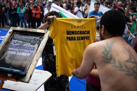 Miles de personas se congregaron este lunes en las principales ciudades del país para repudiar los ataques del domingo.