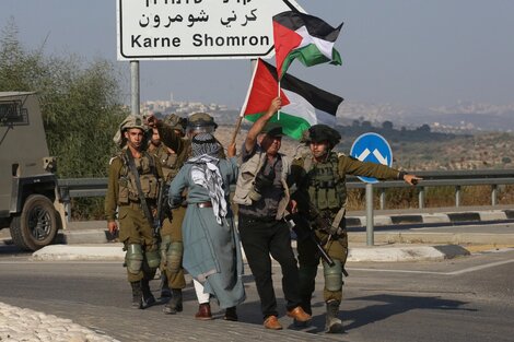 Israel: ordenan a la policía retirar las banderas palestinas del espacio público