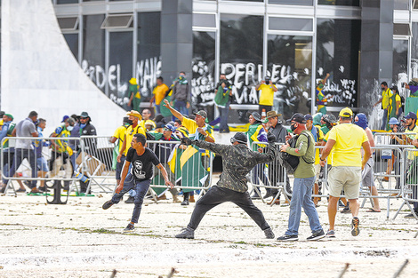 Brasil: Guerra santa, golpistas y mercaderes de fe