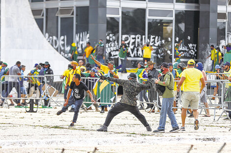 Policías antidisturbios enfrentan a fanáticos Bolsonaristas afuera del Palacio del Planalto el día de la toma. (Fuente: EFE)