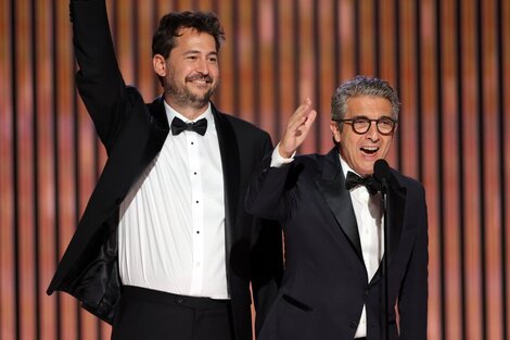 Santiago Mitre y Ricardo Darín tras recibir el galardón.