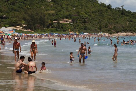 Alerta por una epidemia en un balneario de Brasil que eligen miles de argentinos