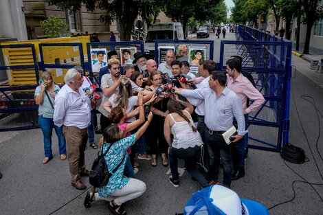 Cronistas se amontonan para entrevistar a los padres de Fernando Báez Sosa