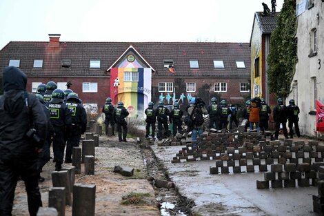 Activistas ambientales resisten el desalojo de un pueblo alemán donde se quiere ampliar una mina de carbón