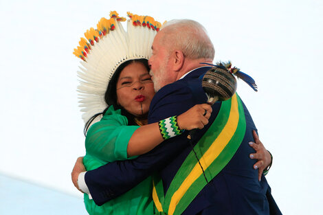 Lula abraza a su nueva ministra de los Pueblos Indígenas, Sonia Guajajara.