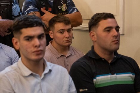 Luciano Pertossi, en el medio, durante la etapa de alegatos del juicio por el asesinato de Fernando Báez Sosa (Foto: Télam).