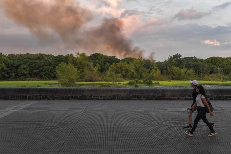 El humo de la Reserva Ecológica era muy visible desde Puerto Madero.