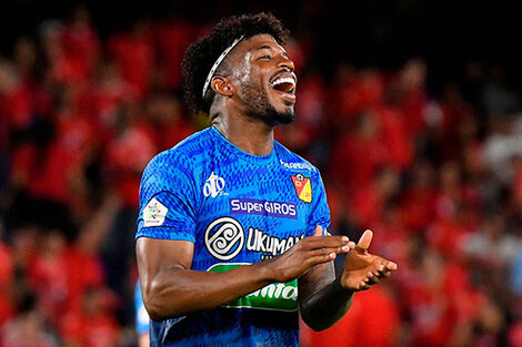 El colobiano Mosquera llega a Newell`s con el pase en su poder