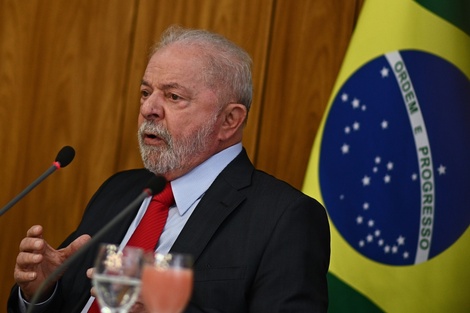 Lula hablacon periodistas este jueves en el Palacio del Planalto.