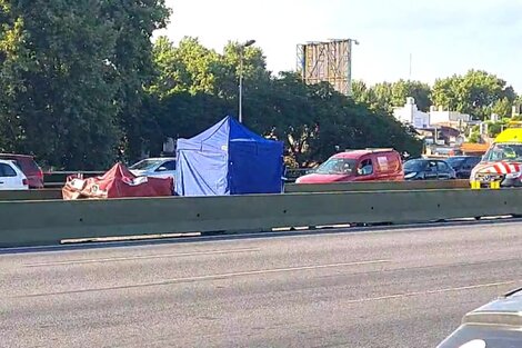 Una mujer se bajó de un auto en la autopista 25 de Mayo, un amigo la siguió y ambos murieron 