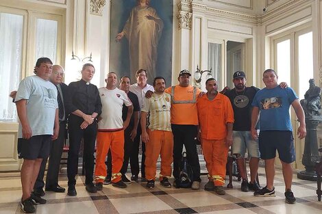 Los estibadores despedidos fueron recibidos en el arzobispado.
