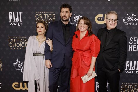 Dolores Fonzi, Santiago Mitre, Victoria Alonso (presidenta de Marvel) y Axel Kuschevatzky en la alfombra roja de los Critics Choice Awards. (Foto: AFP).