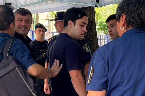 Juan Pedro Guarino, uno de los dos jóvenes que fueron imputados y luego sobreseídos, en la puerta de los Tribunales de Dolores.