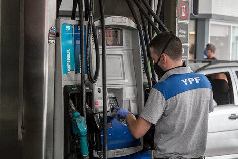 El precio por litro de la nafta premium de YPF llegó a $197,40. En Shell supera los $200