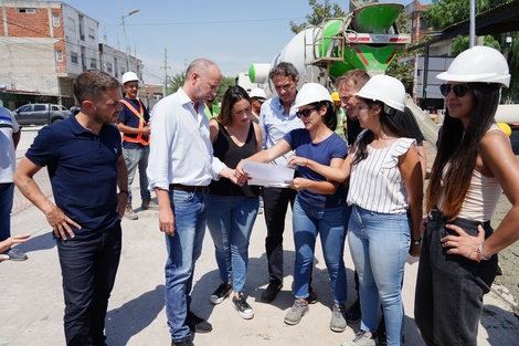 Insaurralde y Katopodis supervisaron una obra de pavimentación en Lomas de Zamora