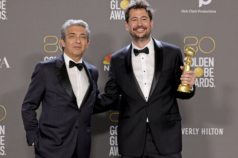 Ricardo Darín y Santiago Mitre posan con el Globo de Oro que ganaron hace una semana. 