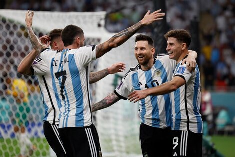 Messi y compañía, celebrando uno de los goles ante Australia, por octavos de final.