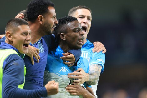 Carbonero, una de las figuras del partido, celebra su gol.