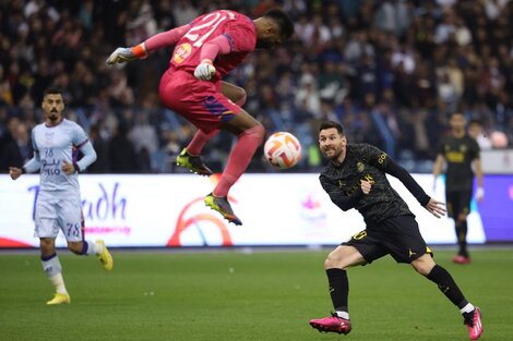 Messi festeja su gol junto a sus compañeros. 