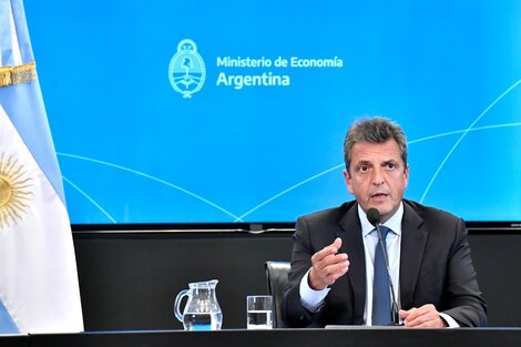 Sergio Massa, ministro de Economía, anunciando la recompra de deuda pública externa por 1000 millones de dólares.