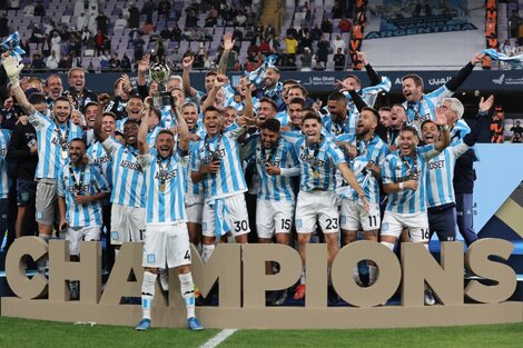 Iván Pillud, capitán de Racing, levanta el trofeo de la Supercopa Internacional