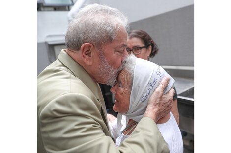 Marzo de 2018, el abrazo de Lula con Nora Cortiñas.