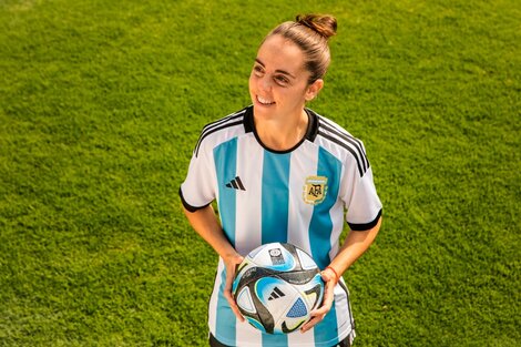 La goleadora Mariana Larroquette y la pelota del Mundial de Australia y Nueva Zelanda 2023