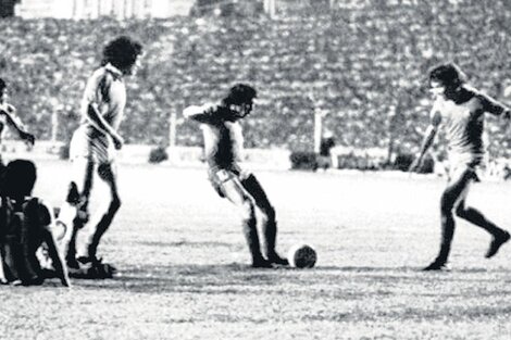 El momento en que Ricardo Bochini convierte el gol que le dará el campeonato a Independiente.