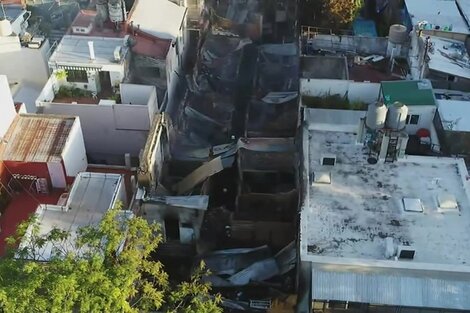 Gran incendio en Villa Ortúzar: buscan a una mujer y evacuaron a 35 familias