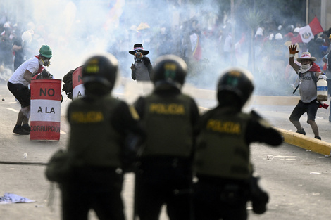 Las consignas se concentran en “abajo la dictadura, nueva Constitución, adelanto de las elecciones, y no a la militarización, criminalización de la protesta”.