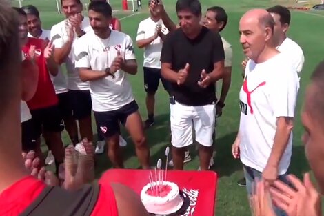 Bochini festejó su cumple con el plantel de Independiente