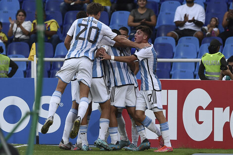 Festejo argentino tras la apertura del marcador, a cargo de Gino Infantino (Fuente: AFP)