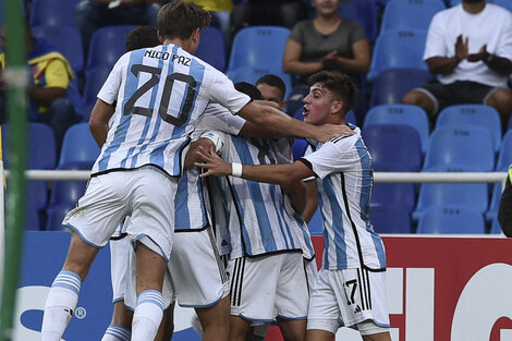 Los jugadores de la selección argentina sub-20 festejan el gol de Gino Infantino ante Perú, el cual le dio esperanzas al equipo de Javier Mascherano.  (Fuente: AFP)