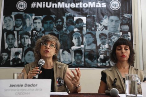 Jennie Dador (iz.) secretaria ejecutiva de la Coordinadora Nacional de Derechos Humanos. 