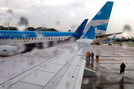 ¿Continúan las demoras y desvíos en Ezeiza y Aeroparque por la tormenta?: qué se sabe para el fin de semana 