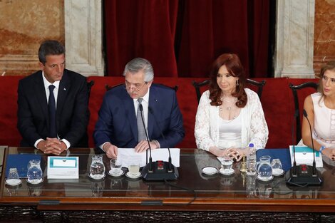 Alberto Fernández habló flanqueado por la vicepresidenta Cristina Fernández de Kirchner y el titular de la Cámara de Diputados, Sergio Massa.