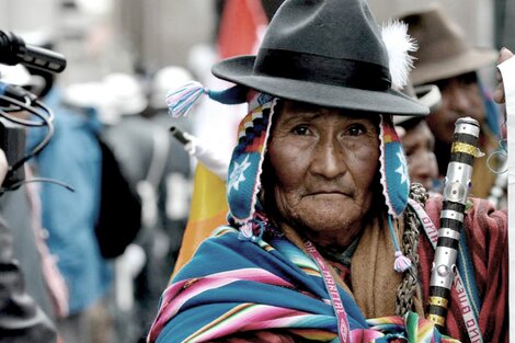 Bolivianos, del bastón al voto en la Provincia