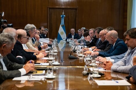 El ministro Massa y su equipo frente a los representantes de las entidades del agro.