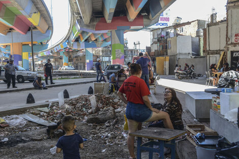 La red de mujeres permanece en el territorio cuidando lo que se pudo rescatar de los escombros (Fuente: Constanza Niscovolos)