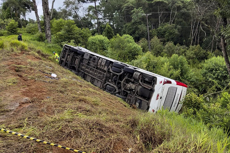 Un micro volcó en Brasil y murieron 5 argentinos.