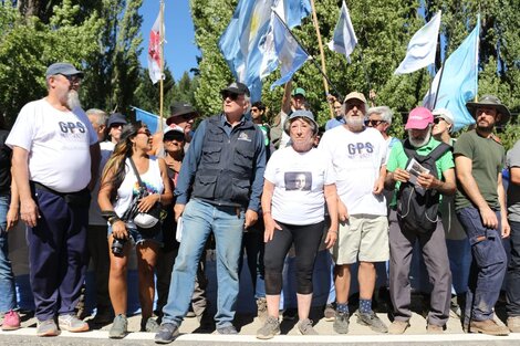 La marcha anual a lago Escondido no pudo pasar, frenada con piedras y gas pimienta