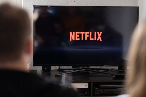 Hay 100 millones de personas que comparten sus cuentas en la plataforma de Netflix. La compañìa dice que eso le impide ser sustentable y por lo tanto, planea bloquear este sistema.