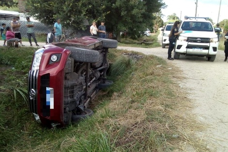 Mar del Plata: un hombre alcoholizado hizo manejar a su hijo de 11 años y volcaron en una zanja