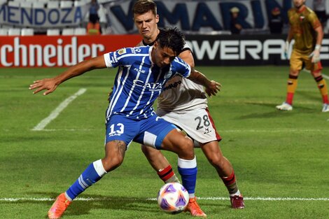 Duelo de uruguayos entre Roberto Fernández (Godoy Cruz) y Andew Teuten (Colón)